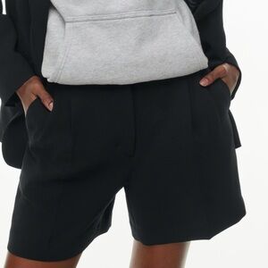 NWT Aritzia color Black The Effortless Short™ Mid-Thigh